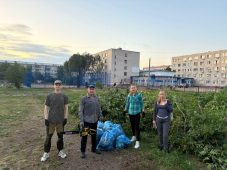 Партийный десант единороссов навел порядок возле спортивной школы