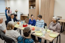 Александр Хинштейн навестил курян, которых вернули из украинского плена