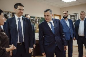 Курс – на федеральный уровень