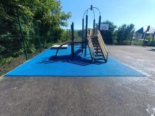 В Курске устанавливают детские площадки