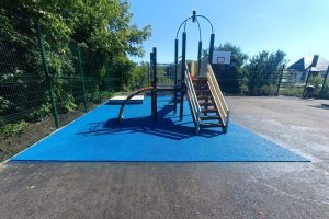 В Курске устанавливают детские площадки