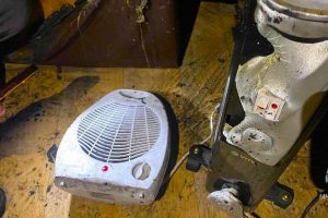 Курянин соединил два обогревателя и устроил пожар в квартире