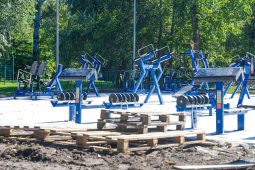 В Курске на Боевке завершают установку тренажёров