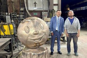 В Москве для Курска изготовили бронзовую скульптуру Колобка