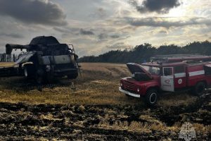 В Курской области во время уборки урожая загорелся комбайн
