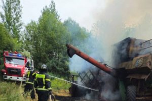 В Мантуровском районе Курской области во время уборки урожая сгорел комбайн