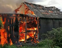 Курянин палил сухую траву и сжёг дом, гараж и сарай