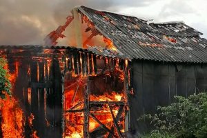 Курянин палил сухую траву и сжёг дом, гараж и сарай