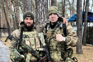 «Загрузились, включили  музыку и помчали»