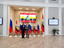 Курским стобалльникам вручили сертификаты