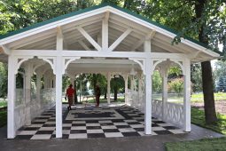 В Первомайском парке Курска завершают установку беседки для шахмат