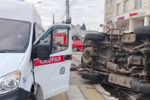 В центре Курска один человек погиб и трое ранены в ДТП со скорой и фурой