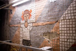 Мозаику «спрятали», чтобы восстановить