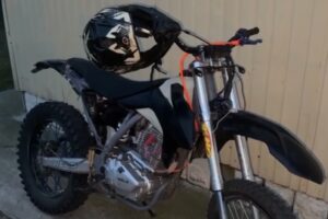 Курский подросток катался на мотоцикле со сломанным колесом