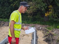 Во Льгове обустраивают ещё одну современную детскую площадку