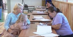 Депутат Госдумы от Курской области пришла на избирательный участок вместе с семьёй