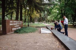 Александр Хинштейн посетил мемориал «Большой Дуб» под Железногорском