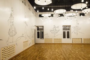 Новый паркет и большие зеркала