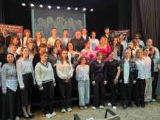 Дмитрий Певцов представляет в Курске проект к 80-летию Великой Победы