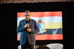 «Мой долг — не обмануть ожидания курян»: Александр Хинштейн провёл брифинг после завершения голосования