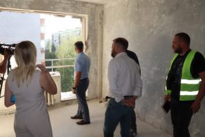 Окна для пострадавшего дома делают три завода