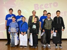 Единороссы поддерживают школьников на пути к знаниям