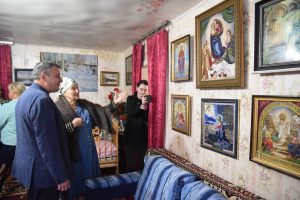 Александр Хинштейн встретился с мастерицей из Курского района