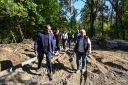 Александр Хинштейн недоволен темпами работ по созданию беговой трассы на Боевке
