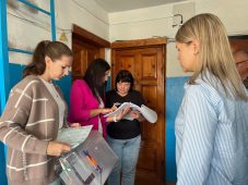 Жители Льгова досрочно голосуют на выборах губернатора Курской области