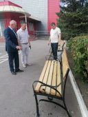 Единоросс по народной программе помог в ремонте лавочек возле кинотеатра