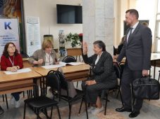 Глава Избиркома Курской области проголосовал вместе с мамой