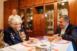 Александр Хинштейн пришёл в гости к 102-летней курской фронтовичке