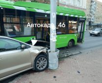 В центре Курска автобус столкнулся с легковушкой