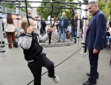 Александр Хинштейн осмотрел новую площадку в парке Дзержинского