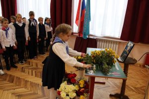 Парту героя открыли в родной школе командира штурмовой бригады