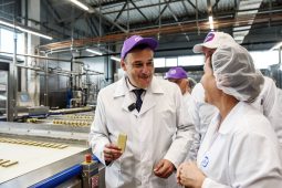 Александр Хинштейн посетил кондитерскую фабрику в Курске