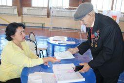 Свои голоса отдают ветераны и люди с ограниченными возможностями здоровья