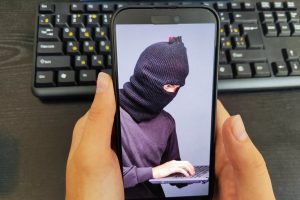 Две курянки отправили мошенникам почти миллион рублей, поверив в лёгкий заработок на криптобирже