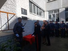 В Курске открыли памятную доску сотруднику Росгвардии, погибшему при атаке на пляж