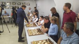 Чемпион мира Сергей Карякин встретился с юными шахматистами Курска