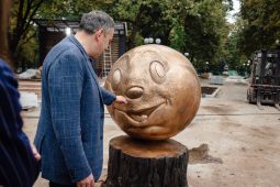 В Курск привезли бронзовую скульптуру Колобка