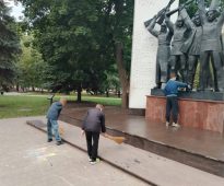 Детей, которые жгли палки на Вечном огне, привлекут к уборке памятника
