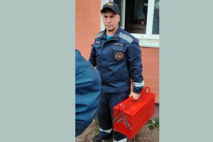 В Курской области спасатели вскрыли дверь из-за запаха газа