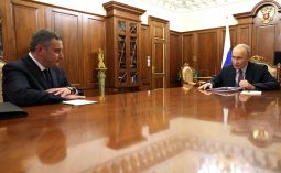 Хинштейн от лица курян поздравил президента РФ с днём рождения