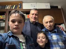 Александр Хинштейн поздравил курян с Днем отца