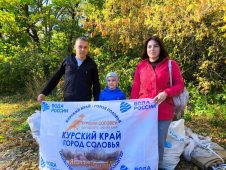 Куряне на экотропе у Сейма собрали 22 мешка мусора