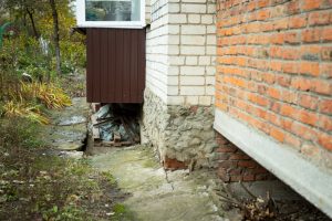 В Курске решают проблему с разрушением фундамента дома на Пучковке