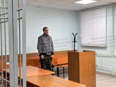 Курянин пытался угнать автомобиль с помощью кирпича и отвертки