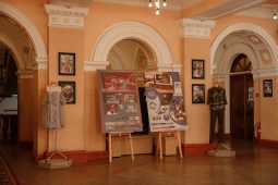 В Курске студенты показали модную одежду и картины