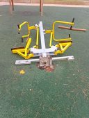 В Курске ищут вандалов сломавших  уличный тренажер